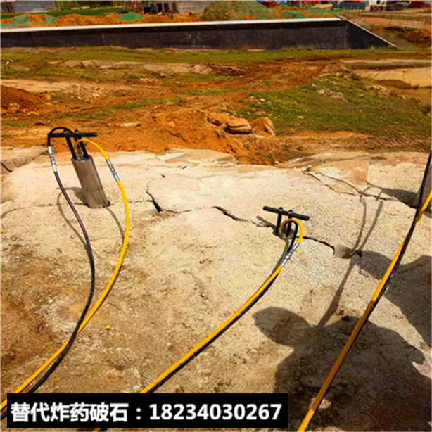 公路修建开挖石头用什么