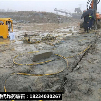 路面拓寬致裂巖石用什么拆除