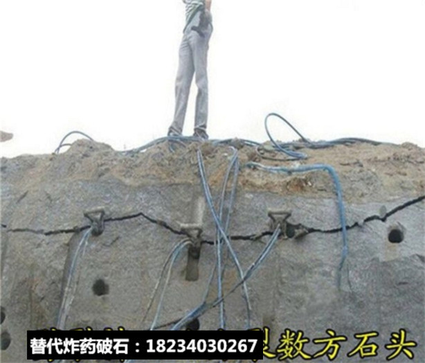 房地產基坑破碎錘效率低用分裂機破碎堅硬巖石