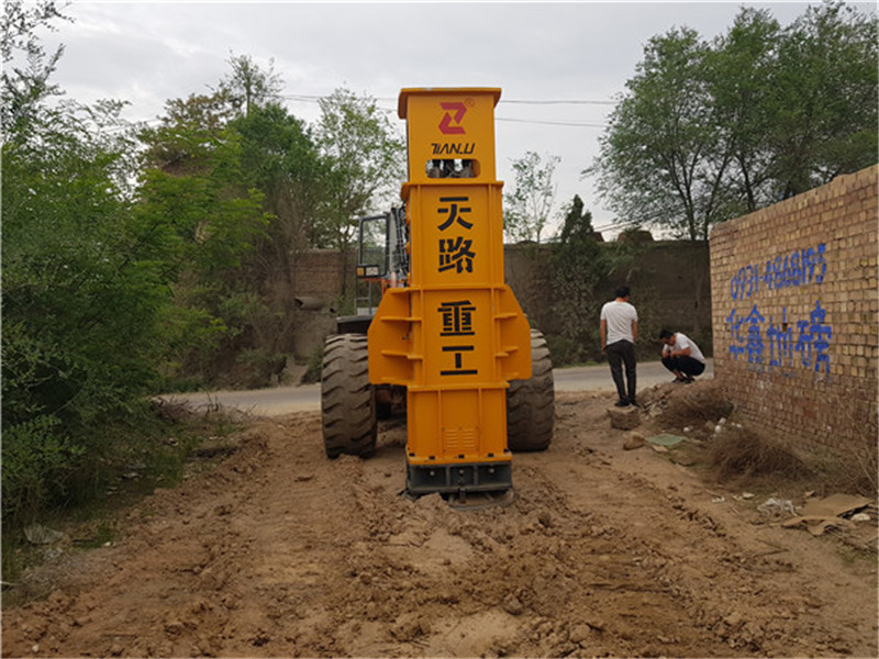 堤壩護(hù)坡夯實(shí)機(jī)-河南夏邑小型液壓夯實(shí)機(jī)作用深度大
