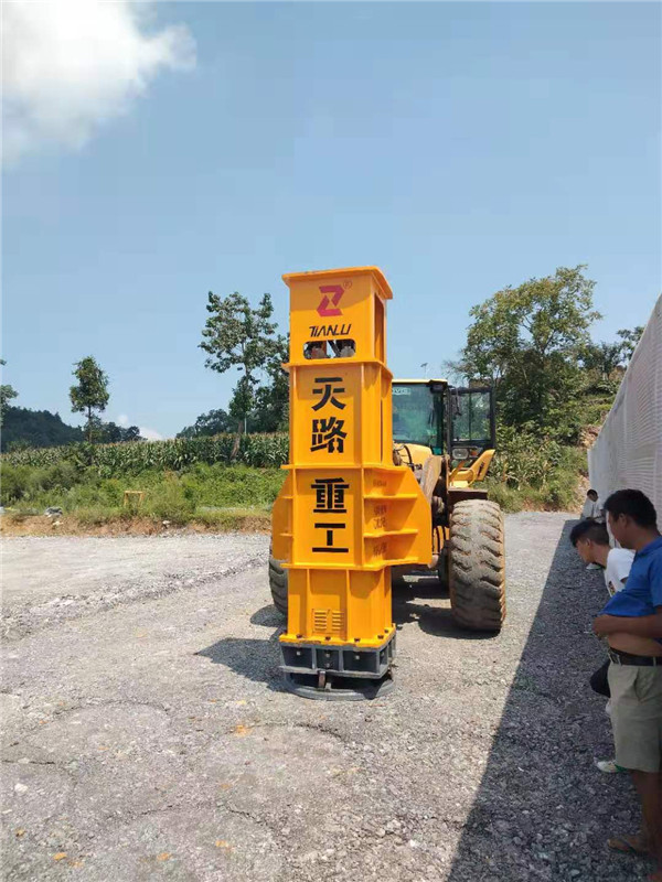 路基工程液壓夯-廣東樟木頭液壓夯實(shí)機(jī)價(jià)格橋臺(tái)連接夯實(shí)