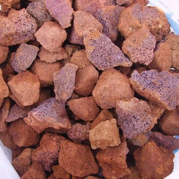 誠鑫廠家供應(yīng)紅色多肉3-6mm園藝火山石顆粒濾料火山巖魚缸3-5CM