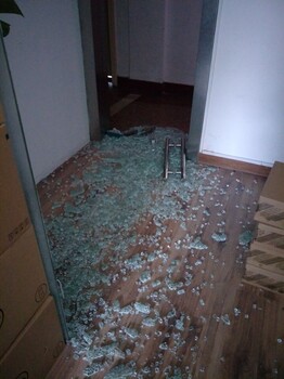上海厕所玻璃门玻璃碎了卫生间玻璃门玻璃碎了配玻璃电话