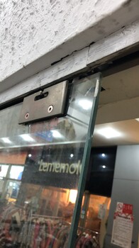 上海闸北区修玻璃门换玻璃门合页、地簧、拉手修门
