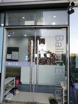 上海闵行区玻璃门维修办公室玻璃门摇晃擦地有响声维修