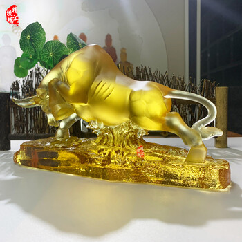開(kāi)拓進(jìn)取琉璃牛擺件廣州琉璃工藝品定做廠(chǎng)家