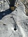劈裂機路基配合炮錘分裂石頭設備開山采石機湖北武海經銷處