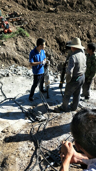 浙江杭州高速公路扩建液压劈石机石头分裂机