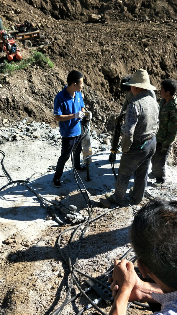 石材替代液压锤破碎石方静态开采机器阜阳厂家在哪