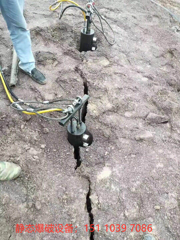 海南三亚采石场开挖硬石头怎么拆除破石头