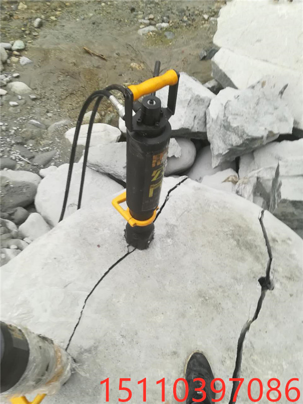 海南三亚采石场开挖硬石头怎么拆除破石头