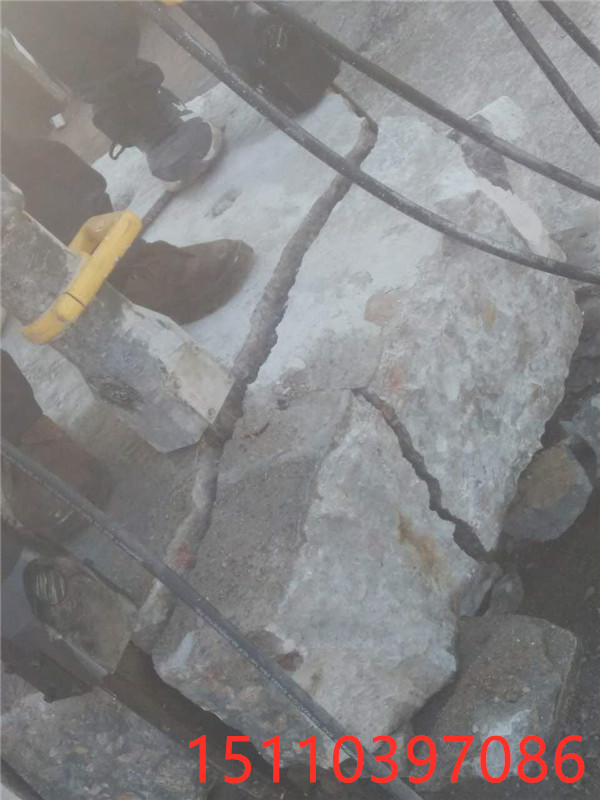 矿山开采快速破碎硬石头的机器胀石机双柏县施工图片