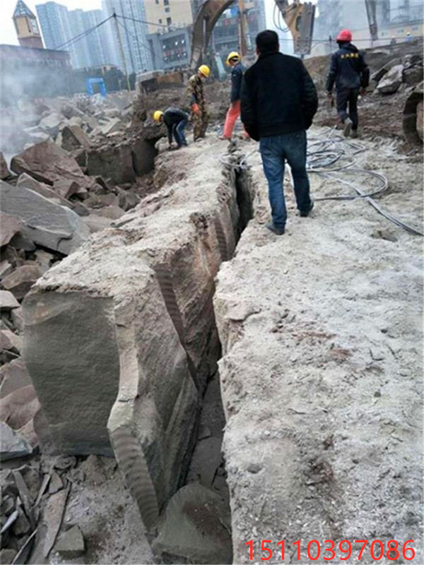 河南信陽(yáng)修路破石頭劈裂機(jī)使用效果