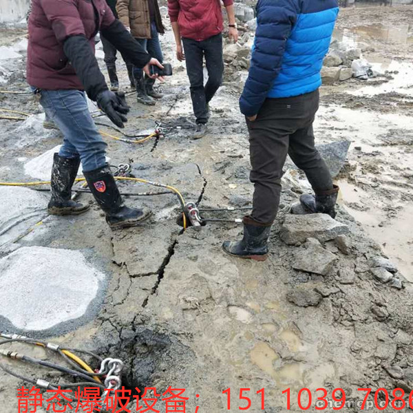 新疆宁夏土石方基槽坚硬岩石开挖劈裂机