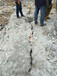 新疆阿拉尔挖基坑破石头劈裂机