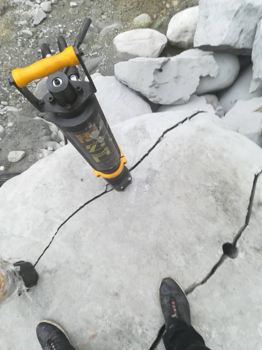 山东潍坊采石场代替放炮开采花岗岩设备
