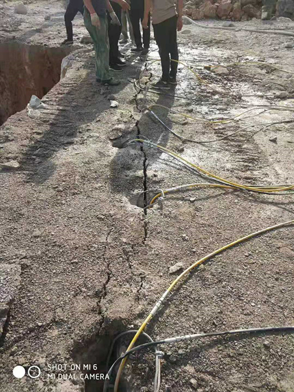 动力区采石挖掘机挖不动破开石块棒劈裂棒