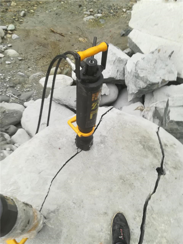 调兵山市矿山开采石灰石代替钩机开山的设备
