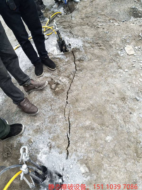 新疆伊犁路基破除岩石分裂棒代替膨胀水泥