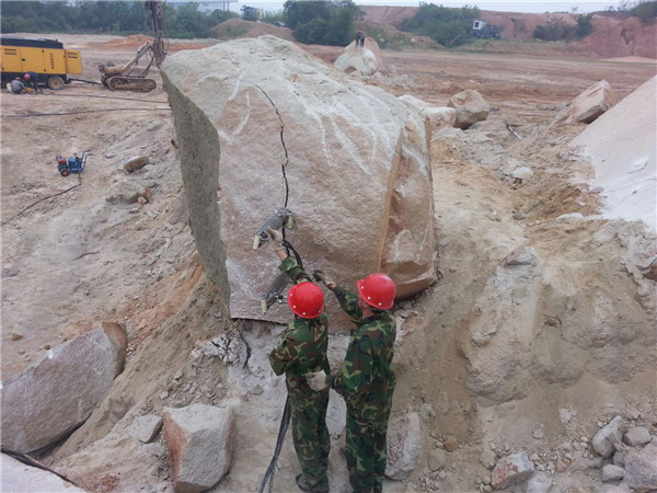 河南许昌又名劈裂棒是什么岩石开山机厂家在哪