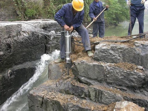 岩石机现场施工图片贵州