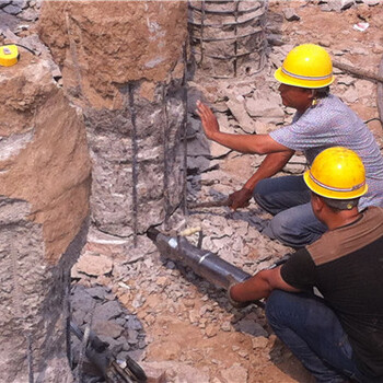 新疆克拉玛依回收出售道路遇孤石岩石分裂机清理