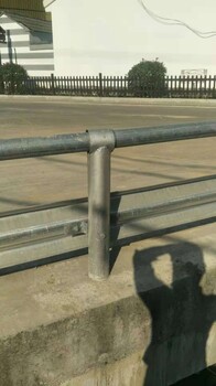 南昌防撞波形护栏高速公路护栏板镀锌喷塑乡村公路护栏三波护栏板