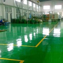 房地产车库地坪漆施工,地下停车场地板刷油漆图片