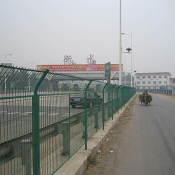 絲網(wǎng)廠家供應公路護欄網(wǎng)雙邊絲雙圈護欄網(wǎng)規(guī)格