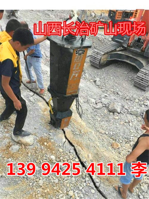 德阳泸州公路加宽破石头劈裂机现场调试