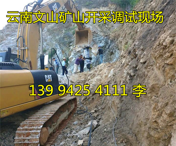 山东济南地基开挖遇到石头挖机打不动劈裂机成本计算