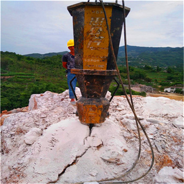 河南濮阳挖地基配合炮头率破石头机器效果杠杠的