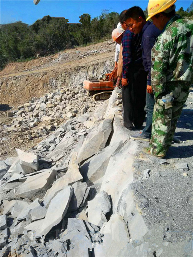 黑龙江漠河矿山荒石开采大型液压破石器施工现场图