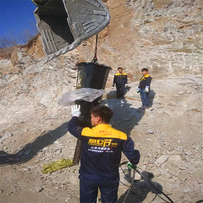 辽宁新民市矿山开采挖硬石头不能爆破劈裂机施工视频