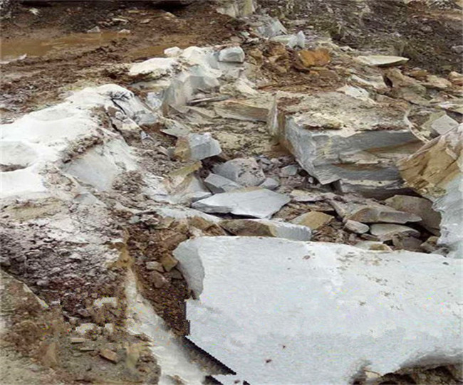 辽宁新民市矿山开采挖硬石头不能爆破劈裂机施工视频