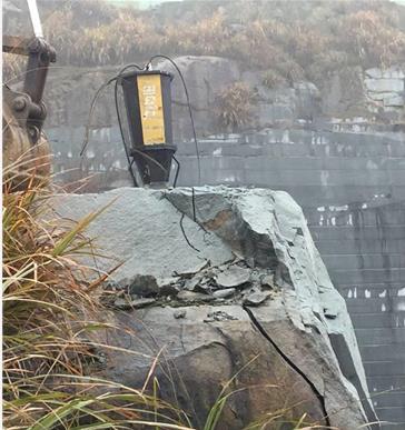 河南沁阳市挖竖井遇到岩石怎么用液压机静态开采设备