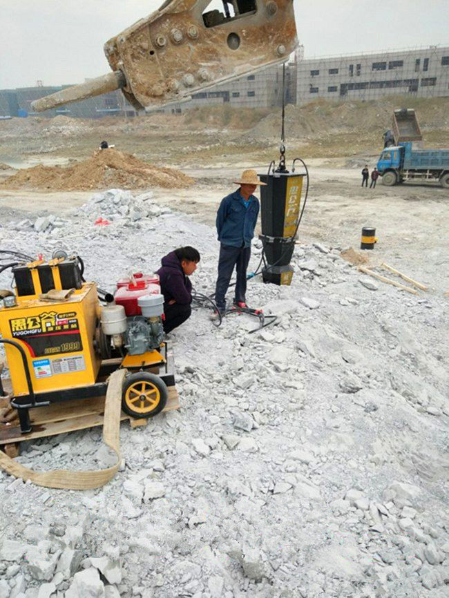 内霍林郭勒市城市建设挖地基山包破石头劈裂机技术指导