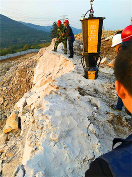 新疆乌鲁木齐开挖水渠不能爆破快速破石方法