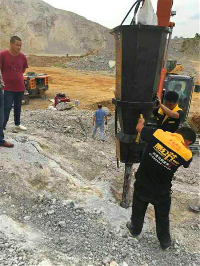 山东枣庄市开采矿山开挖石头分石机大型劈裂机现货