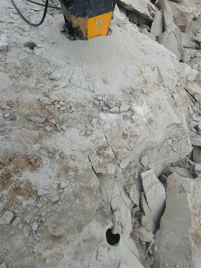 湖南郴州挖基坑破石头机器裂石机快速开采设备