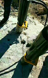 江西赣州挖沟槽石头太硬破碎锤打不动液压分石机效果视频图片2