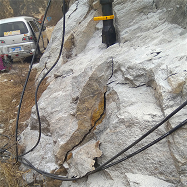 河南林州市挖沟槽石头太硬破碎锤打不动液压分石机施工