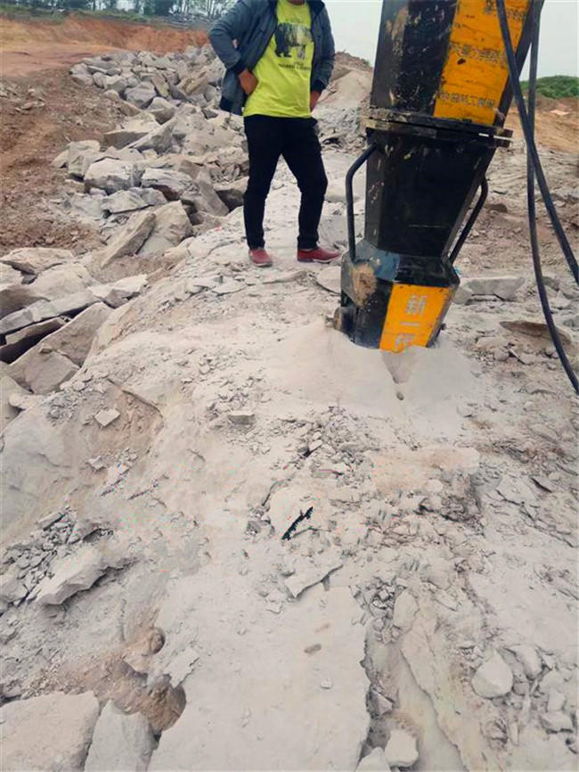 江西赣州挖沟槽石头太硬破碎锤打不动液压分石机效果视频