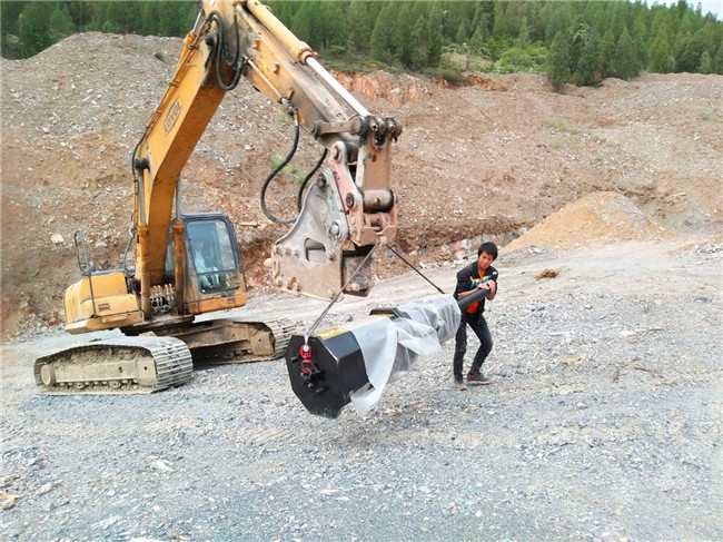 黑龙江双鸭山矿山开采挖硬石头不能爆破劈裂机观看
