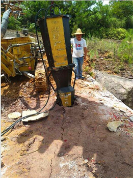 新疆哈密公路修建破碎锤进程太慢岩石劈裂机静态开采设备