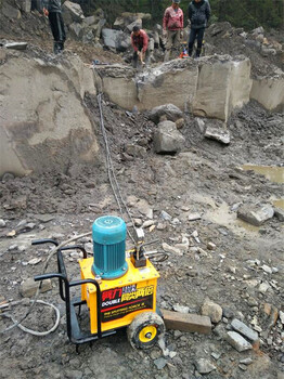 内蒙古霍林郭勒市城市建设挖地基山包清除破石头劈裂机技术指导