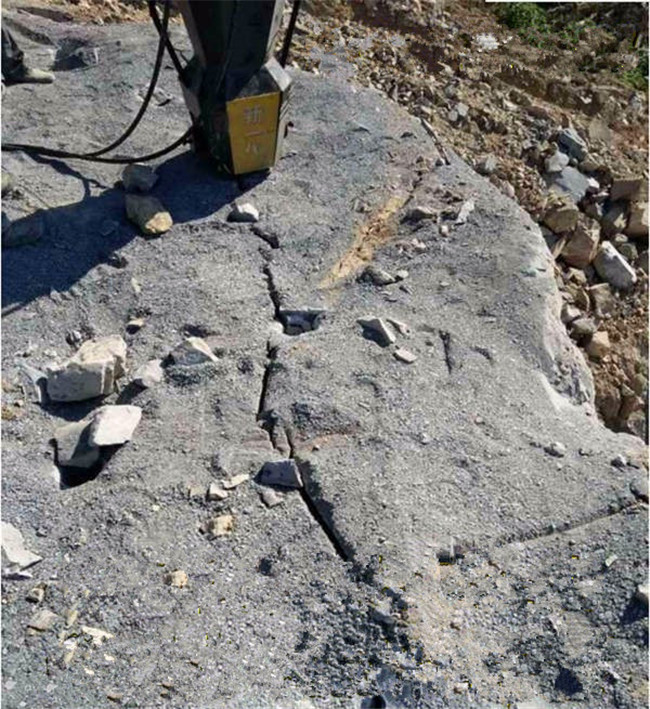 黑龙江漠河矿山荒石开采大型液压破石器施工现场图