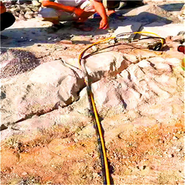 山西太原开山破石代替放炮岩石劈裂棒施工案例