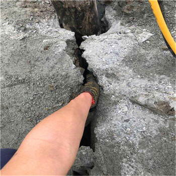 新闻：云南瑞丽市石头静态分裂破碎坚石大型开山机案例参考