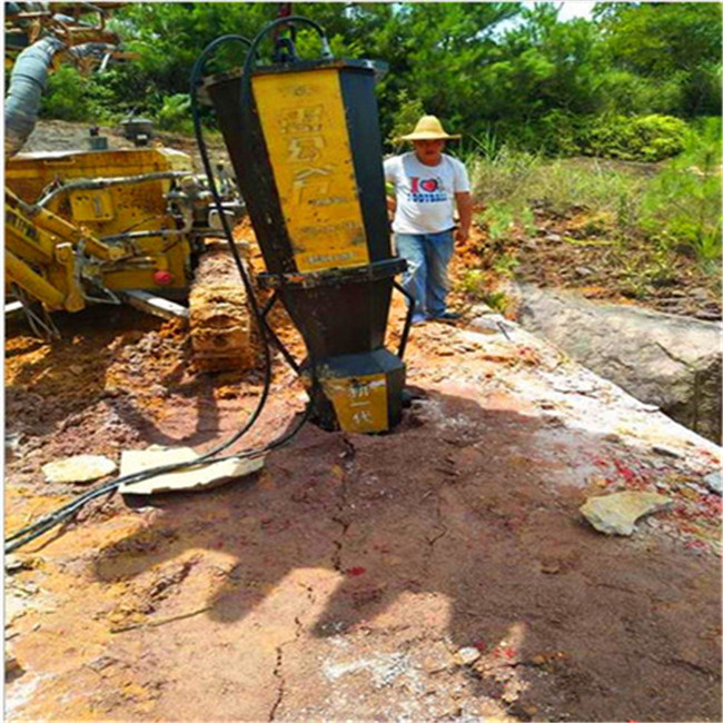 快讯：四川自贡石头静态破碎坚石大型开山机来电